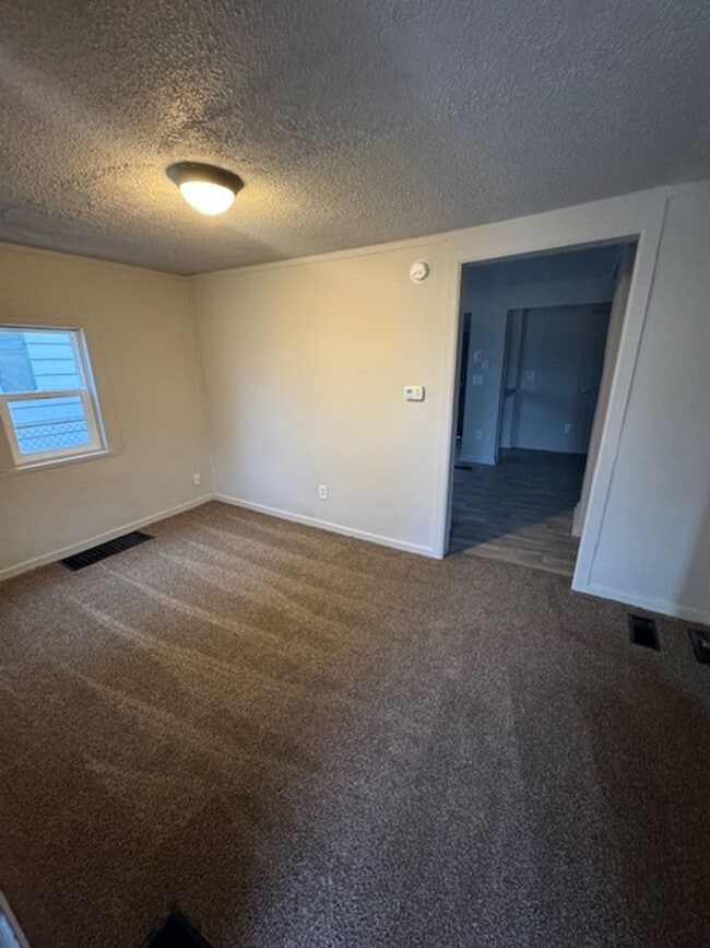 Photo - 4917 Webster St