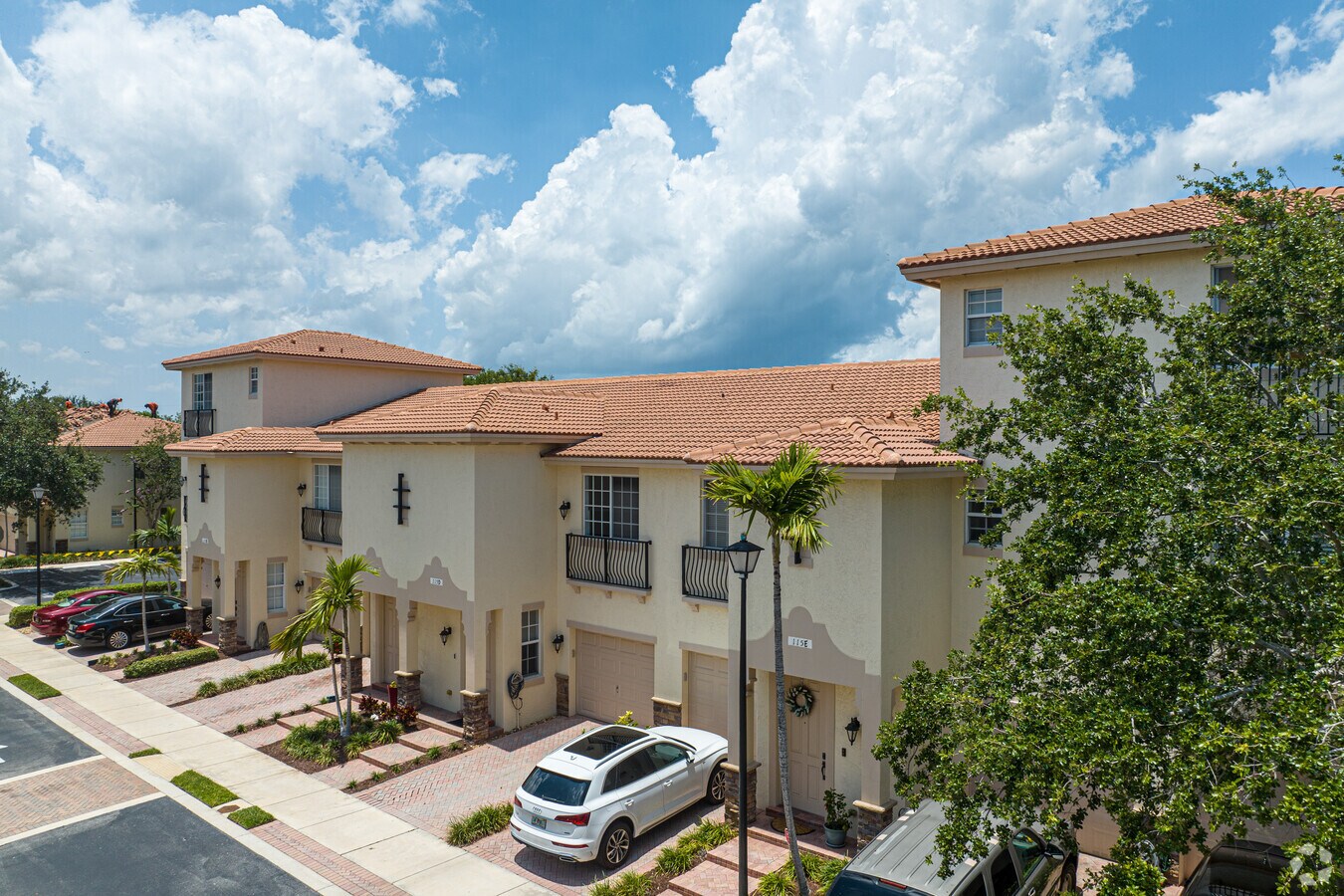 Entrada - Village At Swinton Square Condominium