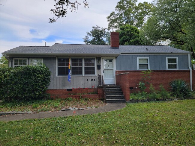 Building Photo - 3 Bedroom 2 Bathroom House