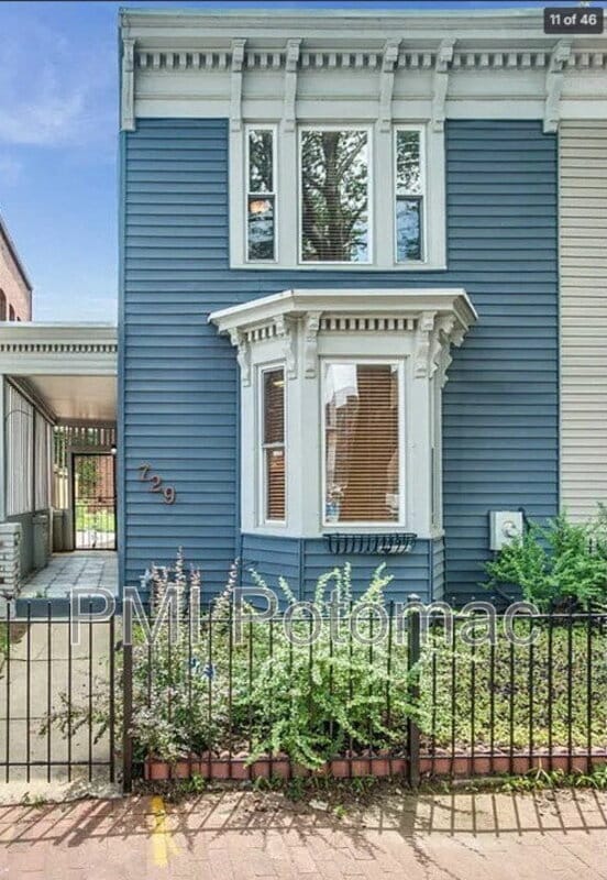 Building Photo - 729 10th St NE