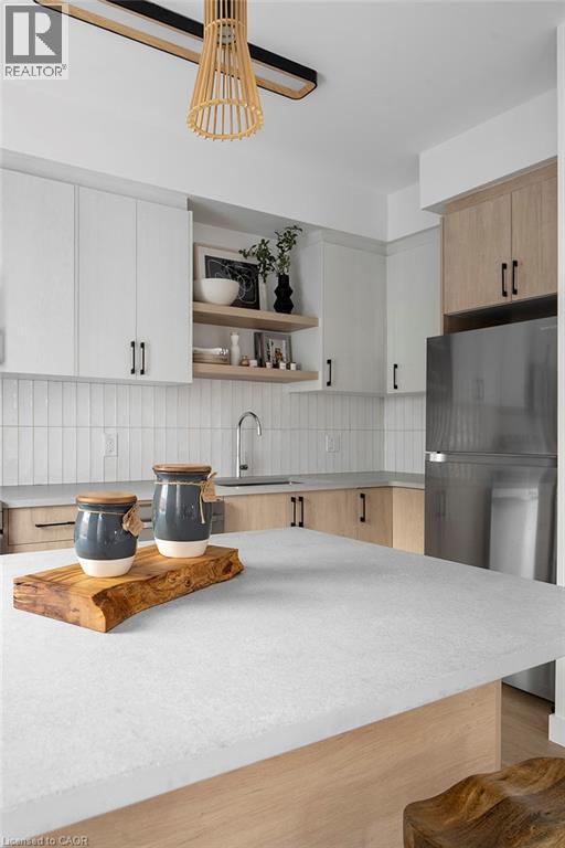 Photo - 15 Cedar St N