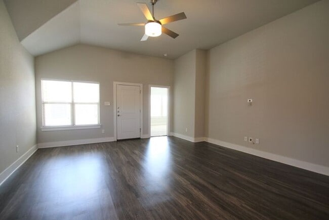 Stunning 3/2 Duplex Home Coming Soon!! Lov... - Stunning 3/2 Duplex Home Coming Soon!! Lov...