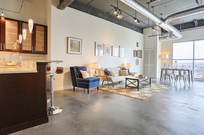 Áreas de estar soleadas con planos de planta abiertos. - The 1500 Condominium