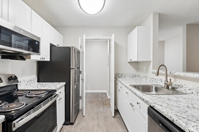 3BR, 2BA - 1,365SF - Kitchen - Ashford at Spring Lake