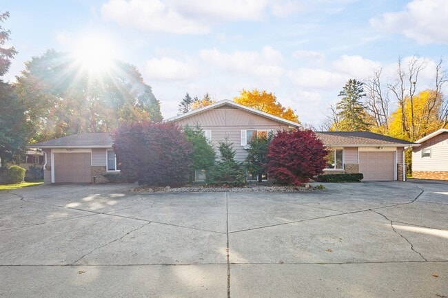 Photo - 1332 W Glenlord Rd