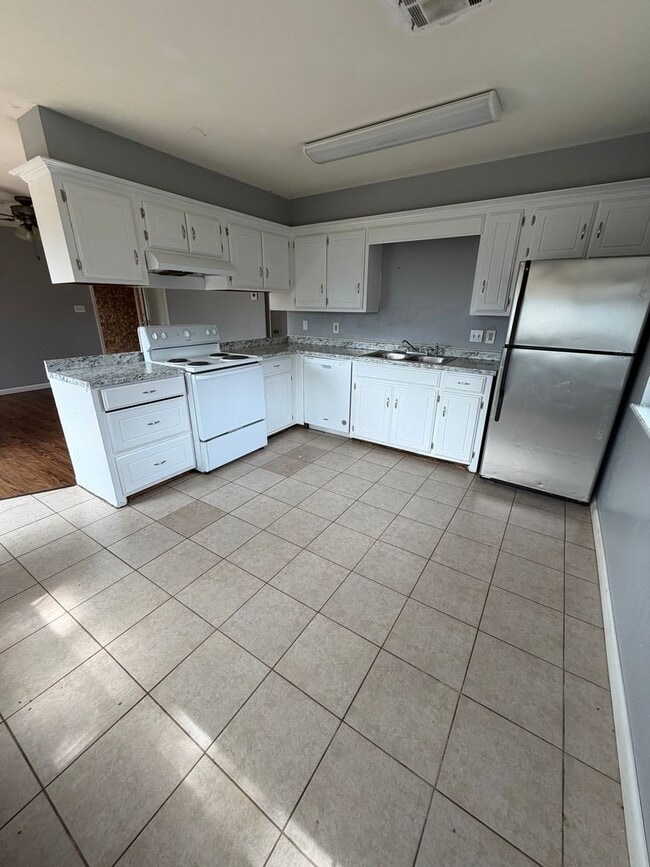 Photo - 2511 Oakhurst Dr Unit B