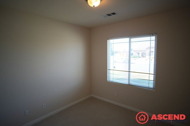 Photo - Charming 3 Bed / 2 Bath Home with Garage in Bakersfield!
