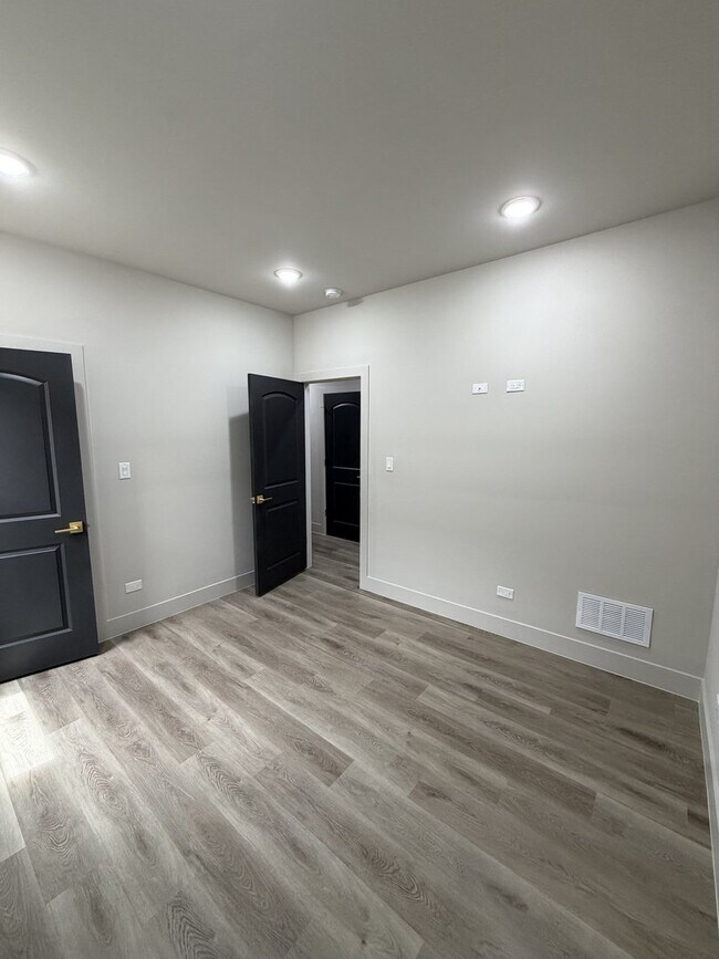 6603 S Langley Ave Unit 2
