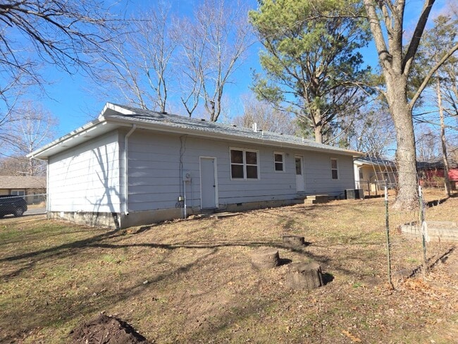Photo - 3 Bed, 1 Bath, 1 Car Garage House for Rent in Bolivar, MO!