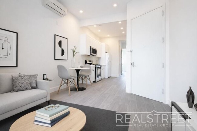 Photo - Super Bright 2 BED w LAUNDRY IN-Unit! Unit 3L