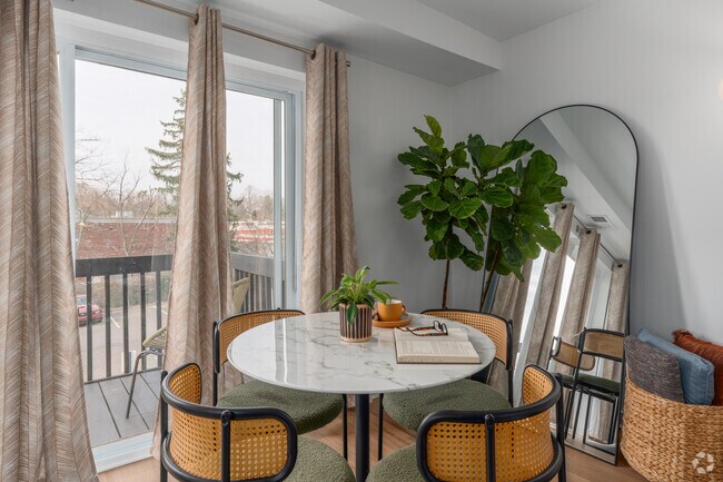 2BR, 1BA - 895SF - Dining Area