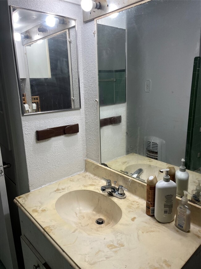 Photo - 7634 S Hall St