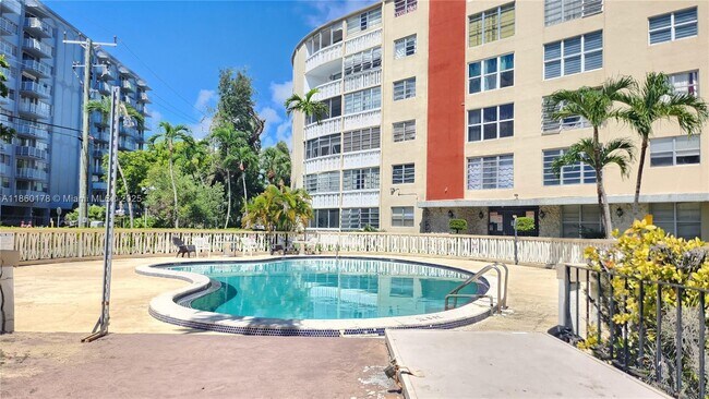Building Photo - 1475 NE 125th Terrace Unit 408H Rental
