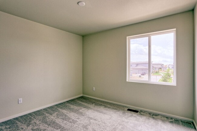 Building Photo - 4768 Champlain Dr Unit 4768 Champlain Dr