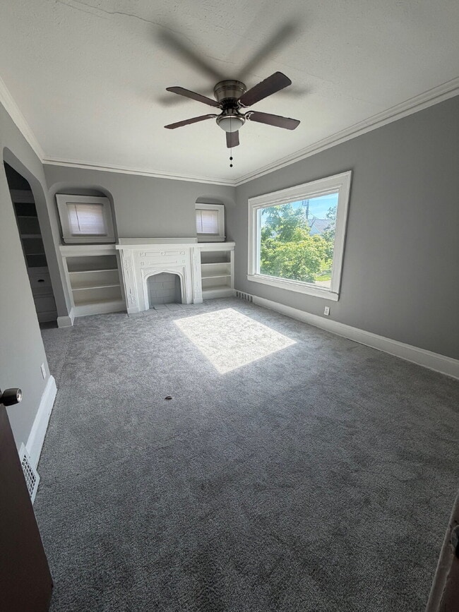 Building Photo - Must See Upper Unit