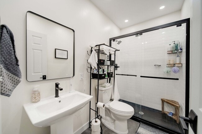 Building Photo - Ultimate 6-Bedroom House with Spacious Liv...