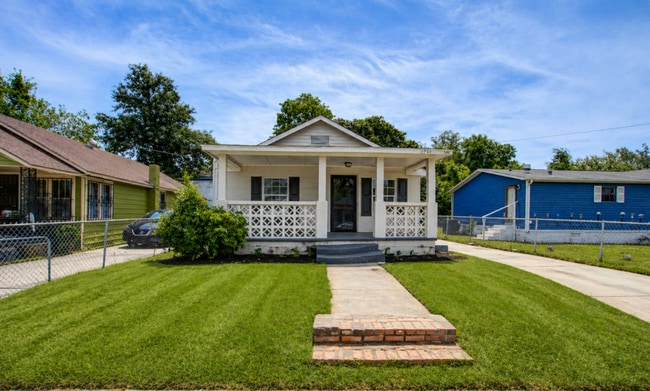 Building Photo - Modern Prime Location Near Park Circle