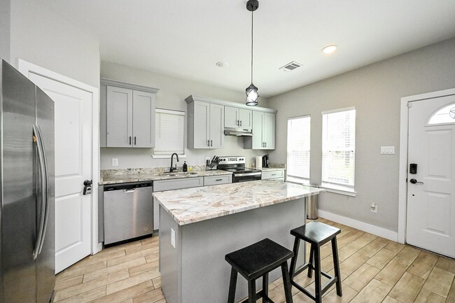 Photo - 5007 Briscoe St