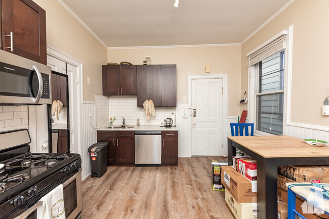 Building Photo - 1431 W Belmont Ave Rental