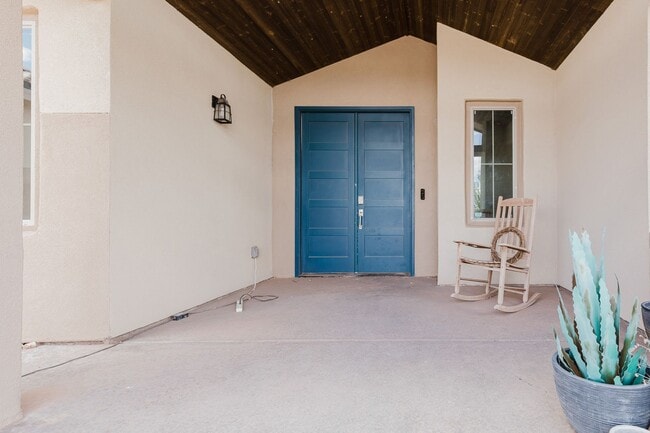 Photo - Modern 5 Bedroom Home with Solar Panels - ...