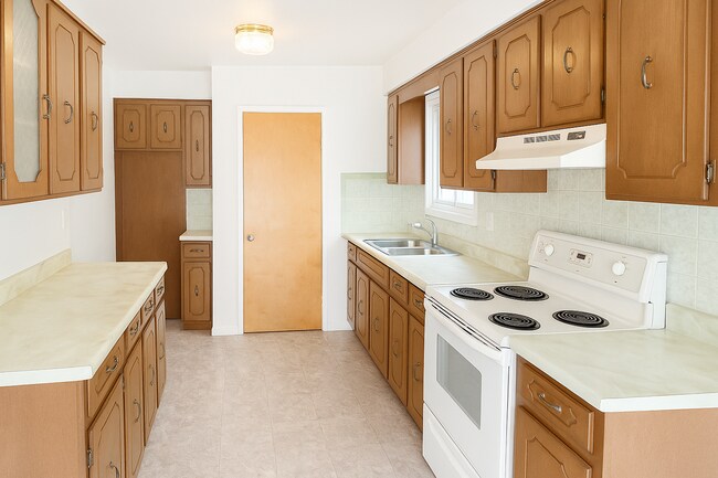 Photo - 19 Reid Ave N