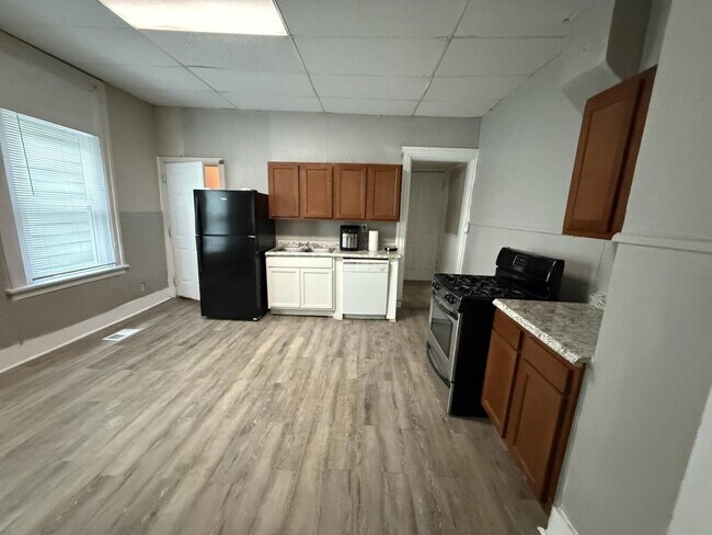 Photo - 7 W Hollister St