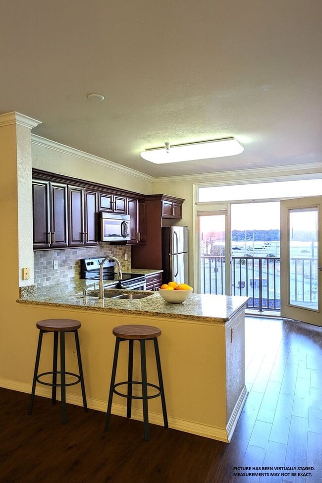 Photo - 1x1 Beautiful updated unit throughout w/balconette