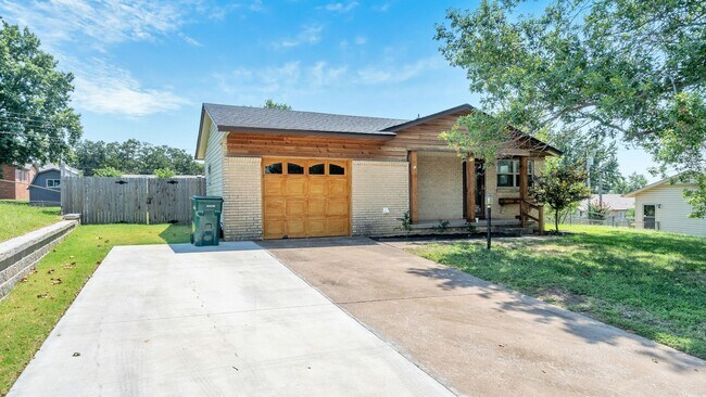 Building Photo - 3 Bed 1.5 Bath in Sand Springs! Rental