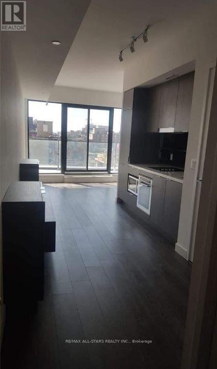 Photo - 215 Queen St W