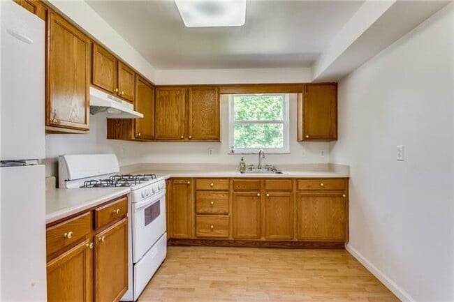 Building Photo - Beautiful 3 Bed / 1.5 Bath with Garage and Large Yard - Available May!!