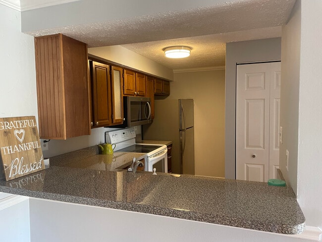 Kitchen - 804 Stratford Way Unit M
