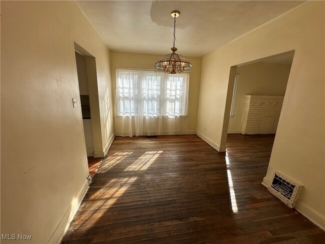 Photo - 160 Roslyn Dr