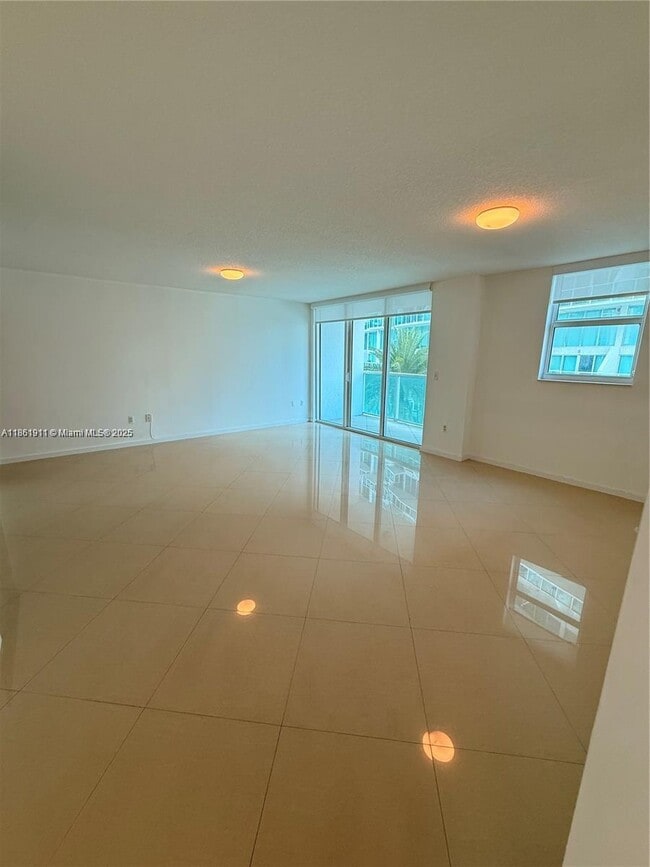 Photo - 31 SE 5th St Unidad 1411