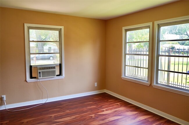 Photo - 7328 Oak Hl