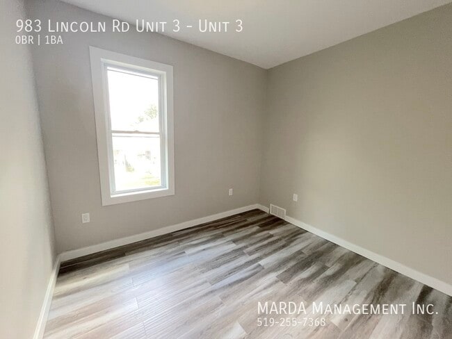 Photo - BEAUTIFULLY RENOVATED BACHELOR IN WALKERVILLE + HYDRO! Unit 3