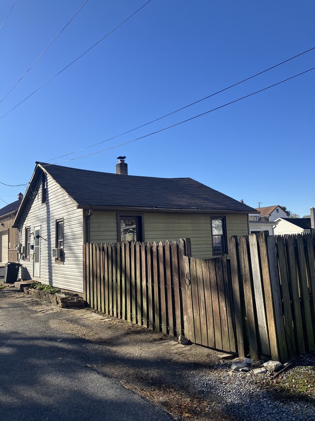 Lado - 215 N Railroad Ave