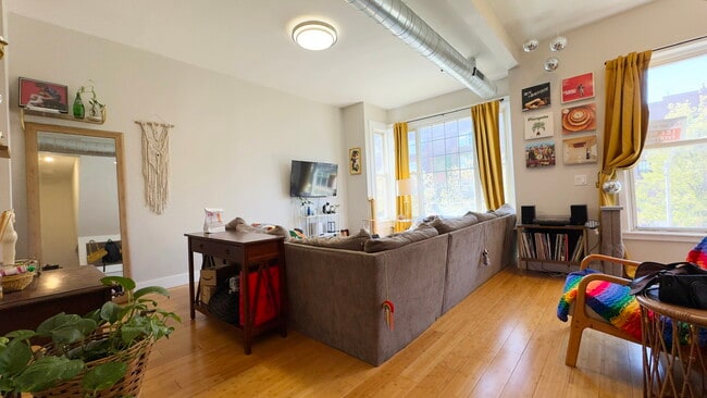 Building Photo - 1735 N Fairfield Ave Unit 2