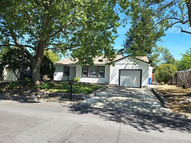 Building Photo - 3 bedroom, 2 bath Concord Home