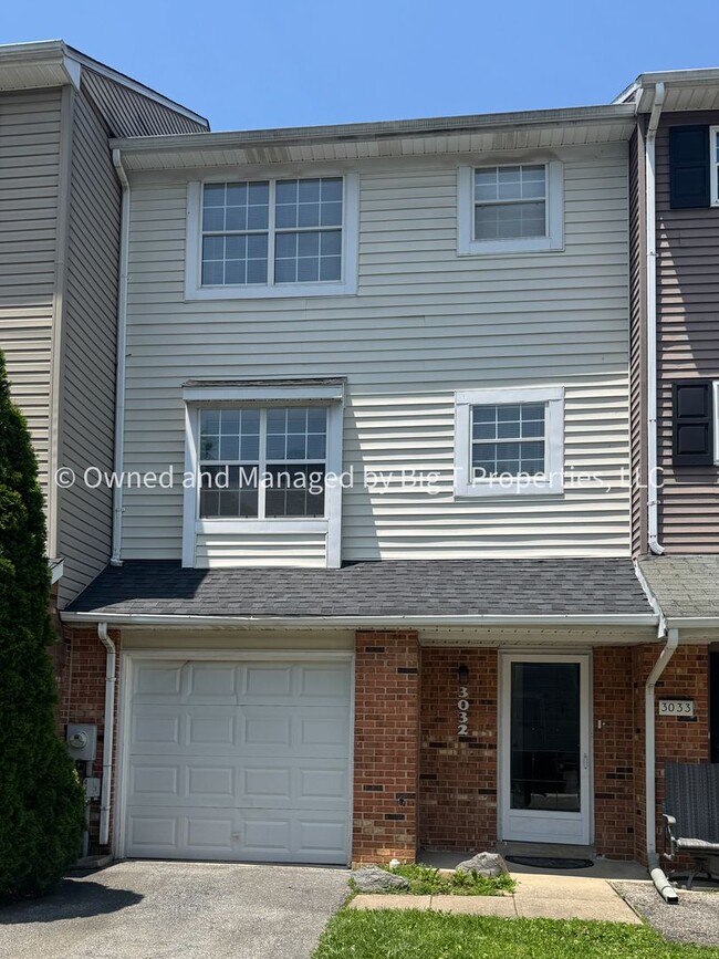 Large 3 Bed 2.5 Bath Completely Townhome i... - Large 3 Bed 2.5 Bath Completely Townhome i...