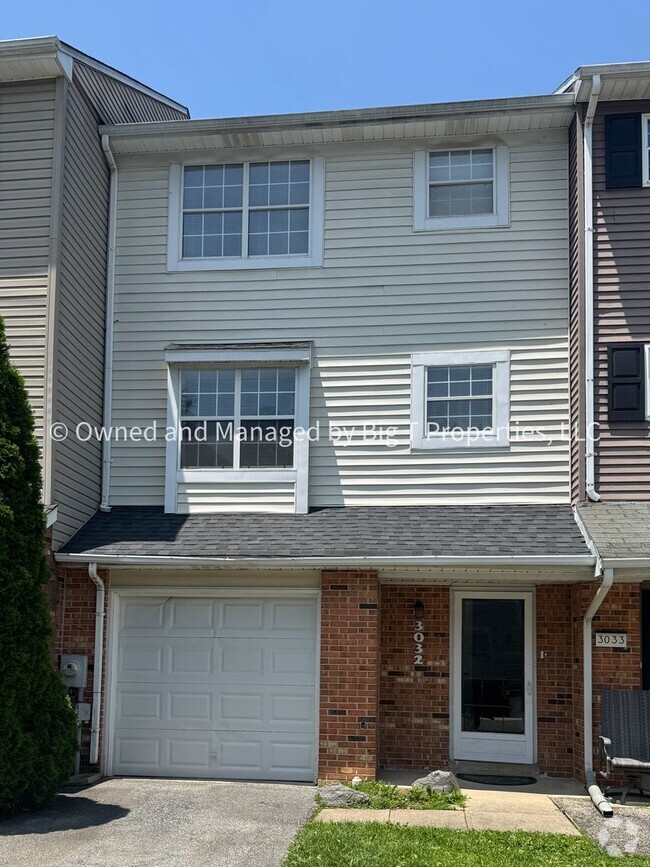 Building Photo - Large 3 Bed 2.5 Bath Completely Townhome i...