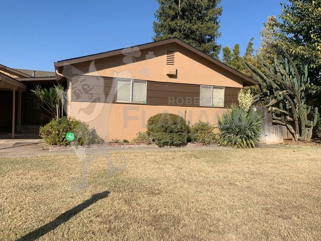 Building Photo - 3 Bedroom/ 2 Bathroom home