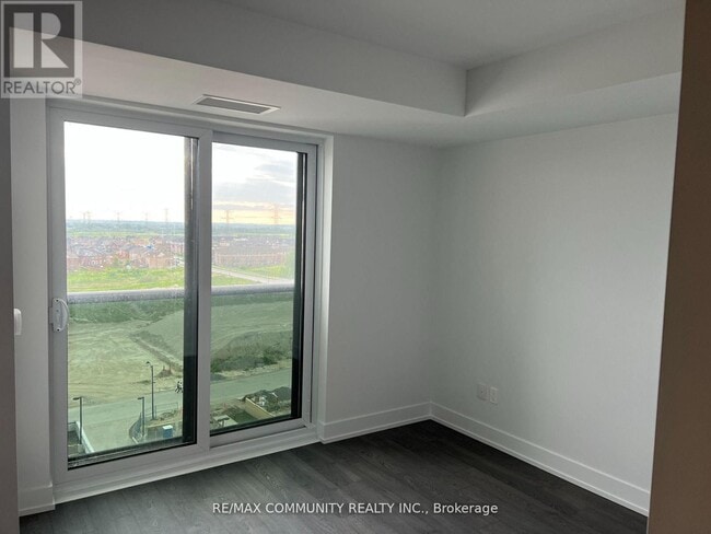 Photo - 2550 Simcoe St N Unit #903