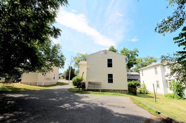 Photo - 272 W Bruce St