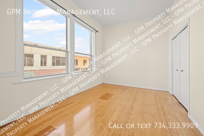 Photo - 412 Grand River Ave