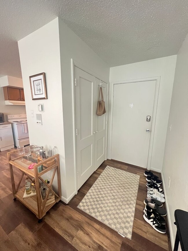 AVAILABLE AUGUST 1 - Spacious 1 Bedroom Ap... - AVAILABLE AUGUST 1 - Spacious 1 Bedroom Ap... Apartment Unit 1516 N 16th St - 3