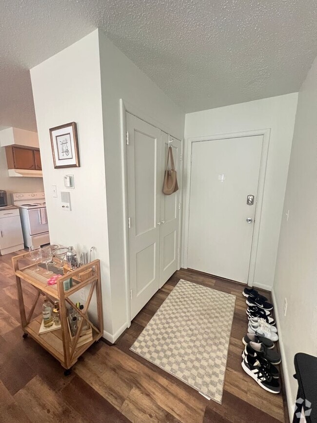 Building Photo - AVAILABLE AUGUST 1 - Spacious 1 Bedroom Ap... Unit 1516 N 16th St - 3 Rental
