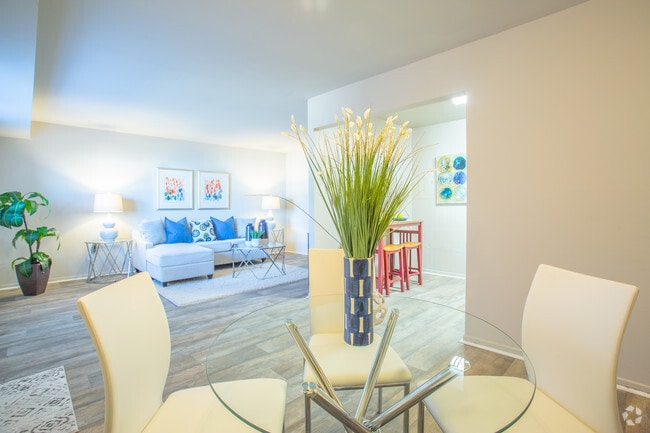 2BR,1BA,-994SF