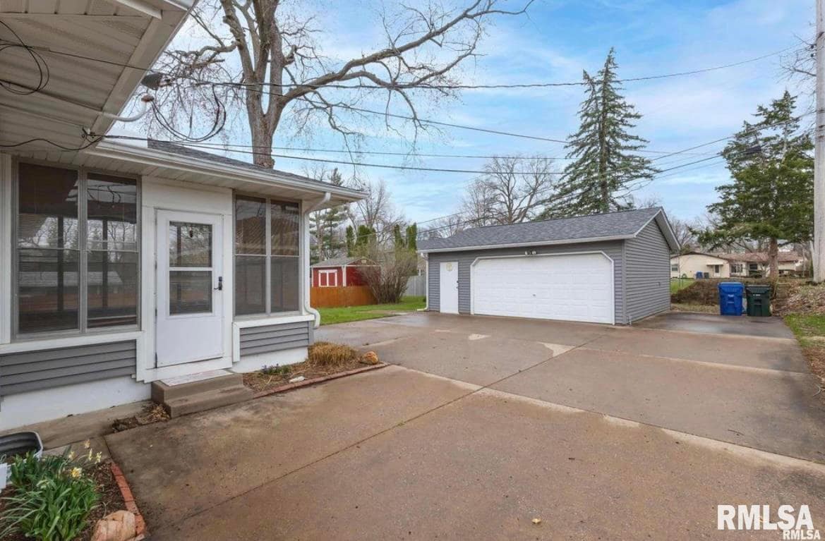 2423 E Central Park Ave House House Rental in Davenport, IA