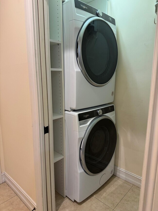 Photo - 304 W Mallory Cir