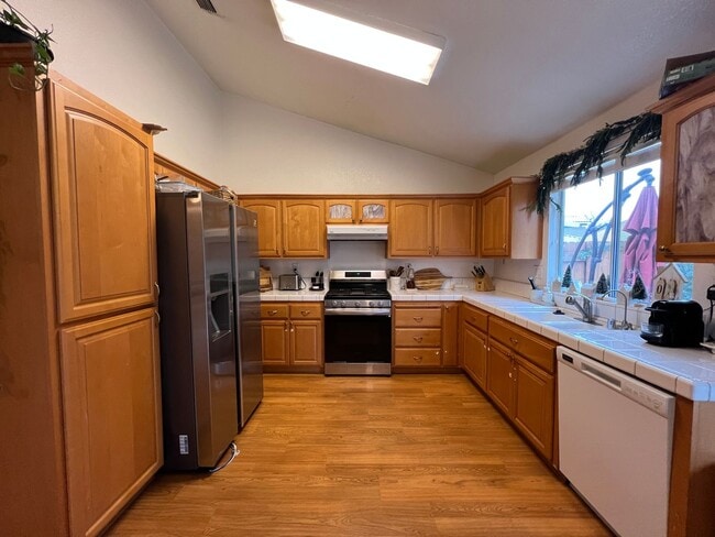 Photo - Wonderful 4 Bedroom Home Near Parks With Shopping Nearby!